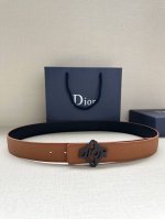 Width 3.5cm. This 35mm reversible belt combines elegant style with modern flair.