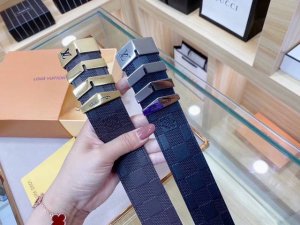 Louis Vuitton Lv double-sided imported genuine leather belt features a two-tone