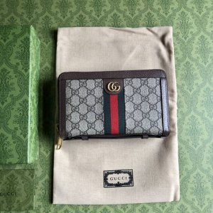 Premium edition, premium leather! This Ophidia series travel bag is expertly cr