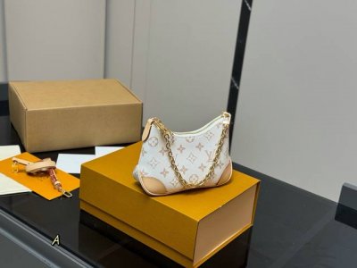 with folding box Lv new bag | cute version of the ox horn The small one is real