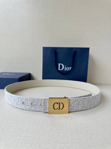 Width 3.5Cm This 35mm double-sided belt combines elegance with modernity. Lined