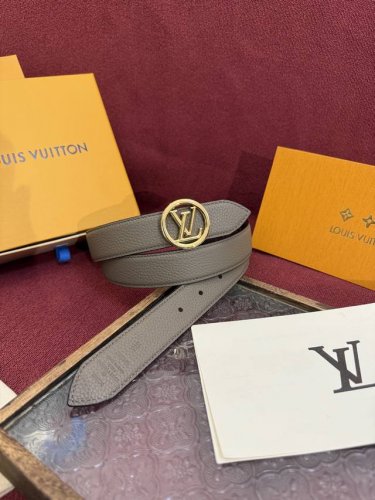 Lv Flowergram 30Mm belt boasts an exquisite design, combining versatility with a