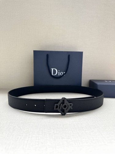 Width 3.5cm. This 35mm reversible belt combines elegant style with modern flair.