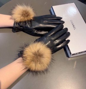 Chanel 2025 Fall/Winter Large Fox Fur Pom-Pom Touchscreen Gloves - A must-have f