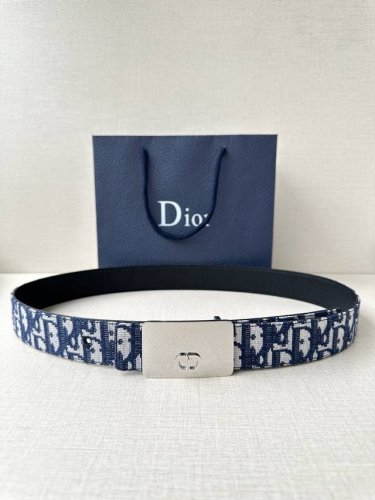 Width 3.5Cm This stainless steel metal belt buckle from Dior is a new addition t