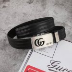 This popular Gucci zipper features a stunning automatic buckle with a width of