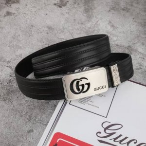 This popular Gucci zipper features a stunning automatic buckle with a width of