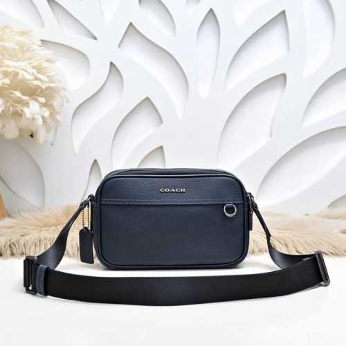 Coach's latest men's crossbody bag is made of imported calfskin leather, with a