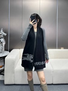 Burberry's hot-selling item, the latest autumn/winter style from last year! Excl