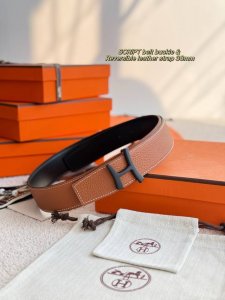 Script This 38mm wide belt features exquisite hardware and imported Togo leather