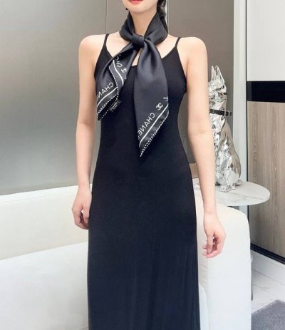 Hot item - Size: 90.X90cm 100% twill silk Exquisite heavy hand-curled edges, fas