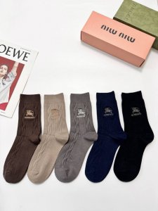 Packaged DDD One box contains 5 pairs of men's socks DDD Burberry classic embro Packaged DDD One box contains 5 pairs of men's socks DDD Burberry classic embro