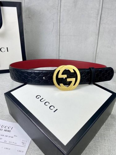 4.0cm wide Gucci interlocking double G belt, made of Gucci Signature leather wi