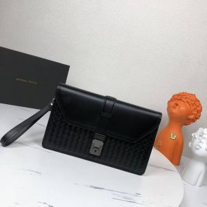 comes with box. Original Bv waxed cowhide leather handbag with 1 outer zipper p