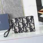 Beige Large Monogram Clutch No.: 2Esca490Yxl_H27E_Tu Product Information This A5