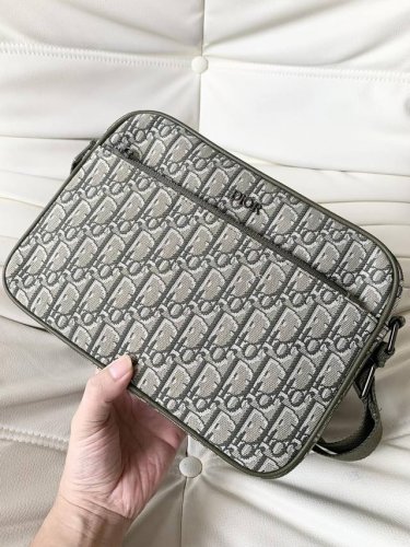 Authentic product available at the counter. Top-quality Dior men's crossbody bag