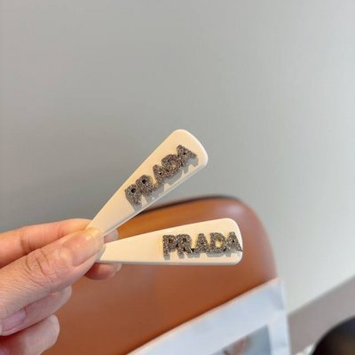 comes with a pair of packaging Prada Prada's high-end new hairpin Bb clip, clas