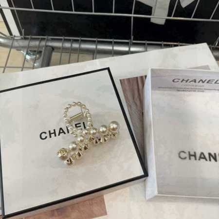 Comes with packaging box. Chanel's latest mini-claw clip, featuring heavy-duty p - Click Image to Close