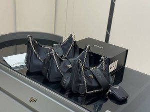 Comes with a folding box. Top quality. Size: 28cm x 24cm x 21cm. Prada Hobo 3-i