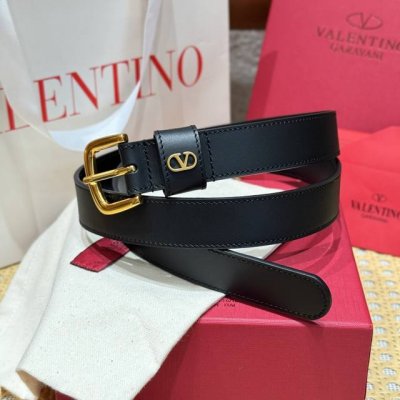 Warren's new belt. This belt loop features the Vlogo Signature. Metal accessorie
