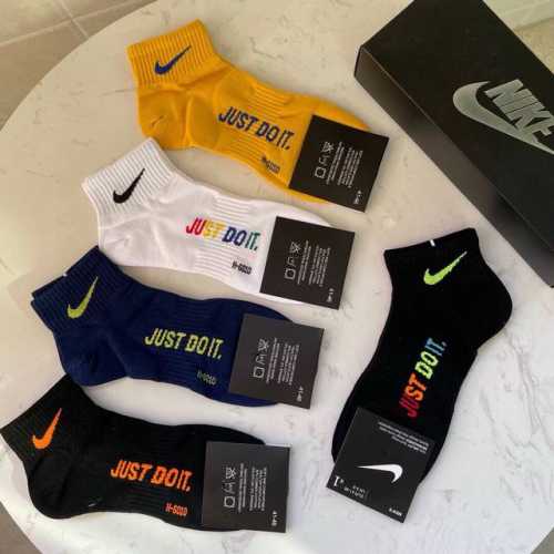 Nike's hottest Just Doit socks online! The logo is super nice, and the elastica