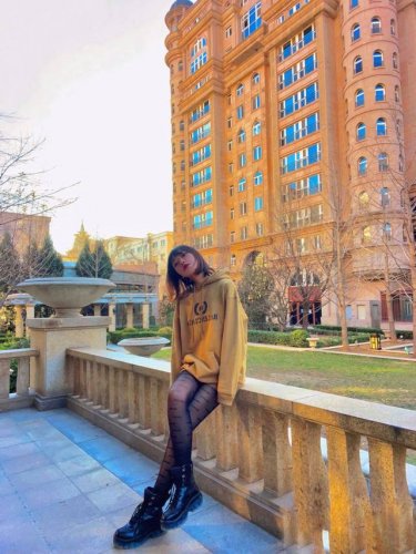 comes with packaging DDD. One box contains one pair of Prada classic flocked le