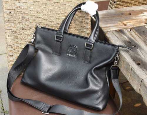 Model: 33246-5. Made from premium Gucci leather inside and out, this bag featur