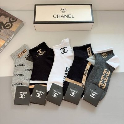 Comes with packaging, 5 pairs per box. New Chanel high-end men's short socks! H