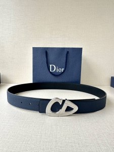 Width 3.5cm. This Dior belt buckle with a matte black lacquer finish is a new ad
