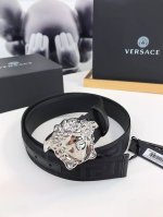 This casual belt features a Greek key pattern and the iconic Versace Medusa head