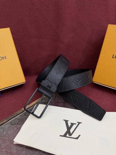 This new LV belt with a 3.5mm pin buckle is inspired by the 2025 Monogram flora