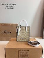 comes with a gift box. Coach's new music bag. A large bag is the soul of fashio
