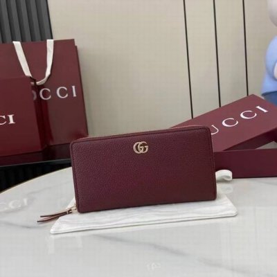 This premium zip-around wallet features a small Double G metal detail. Crafted