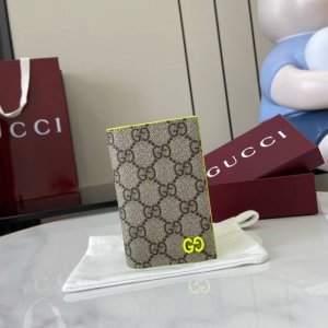 This premium two-tone card holder is a masterpiece from the Pre-Fall 2025 colle