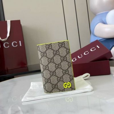 This premium two-tone card holder is a masterpiece from the Pre-Fall 2025 colle