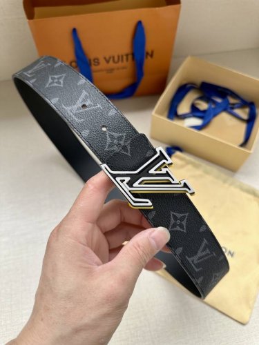 Lv Speed Double-Sided Belt With Contrasting Metal Buckles Exudes A Dynamic Style