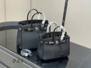 No boxSize: 30cm 25cm The season for carrying platinum bags has comeHerm