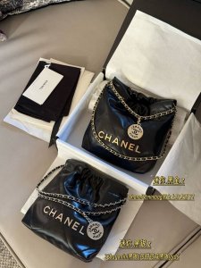 Comes with box Size: 20*20cm Chanel Mini 22Bag The smaller version of 22Bag loo