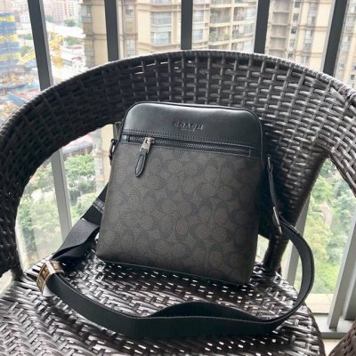 Synchronized with the new Coach73336 classic PVC with cowhide men's shoulder me