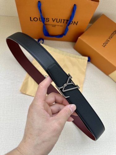 Lv Attract reversible belt features a slightly curved edge and a modern-shaped e