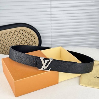 The Lv Dimension 4.0 belt introduces a classic style into a new size design. The