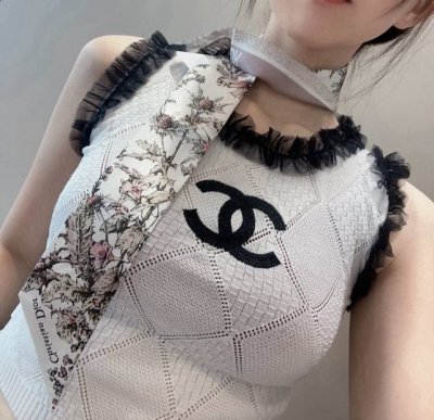 Dior's latest double-layer floral headband. It looks better and better the more