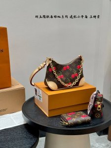 Gift box Three-piece set! Paired with a lipstick bag and coin purse Lv cherry p