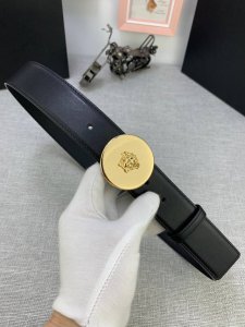 Width: 4.0cm This Versace belt features the iconic Versace Medusa head buckle, a