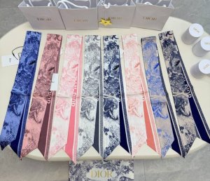 Jungle Zoo Ribbon Headband Christian Dior Size: 6 x 105cm Made of 100% silk, thi