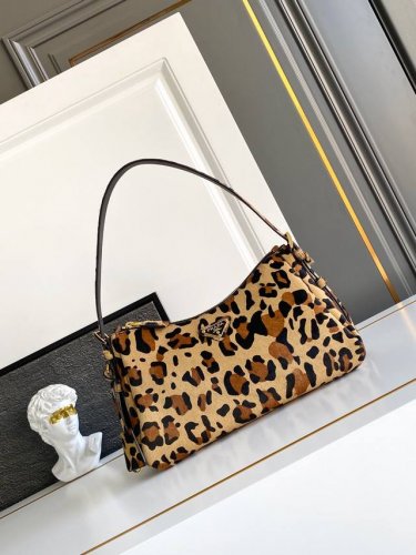 New Aimee Leopard Print Underarm Bag This Hobo underarm bag features a simple d