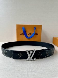 This 4.0mm wide Lv belt is crafted from smooth leather and embellished with stu