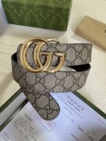 This reversible belt from the Gg collection features the brand's signature logo