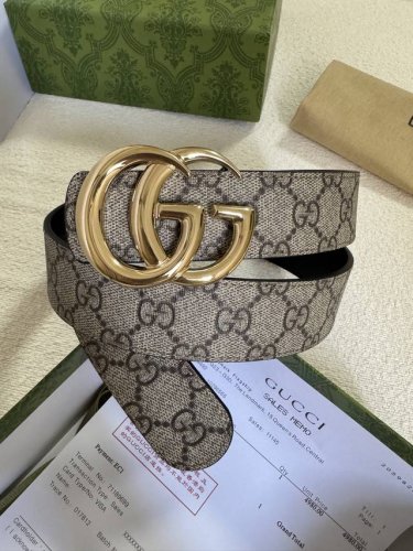 This reversible belt from the Gg collection features the brand's signature logo