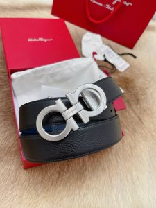 This Ferragamo belt features a modern take on the classic Gancini buckle. Doubl